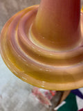 Gros plan sur les nuances Rose Grasse et Jaune Soleil et les reliefs concentriques de la suspension Ondine.