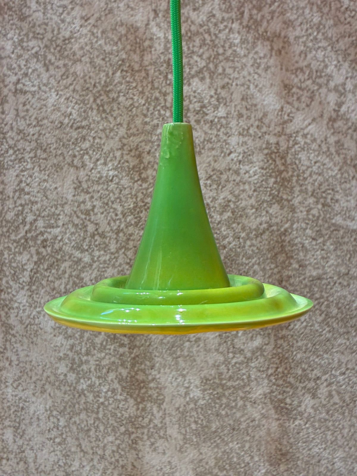 Suspension Ondine en céramique Vert Provence et Jaune Soleil, vue de profil avec câble vert sur fond gris.