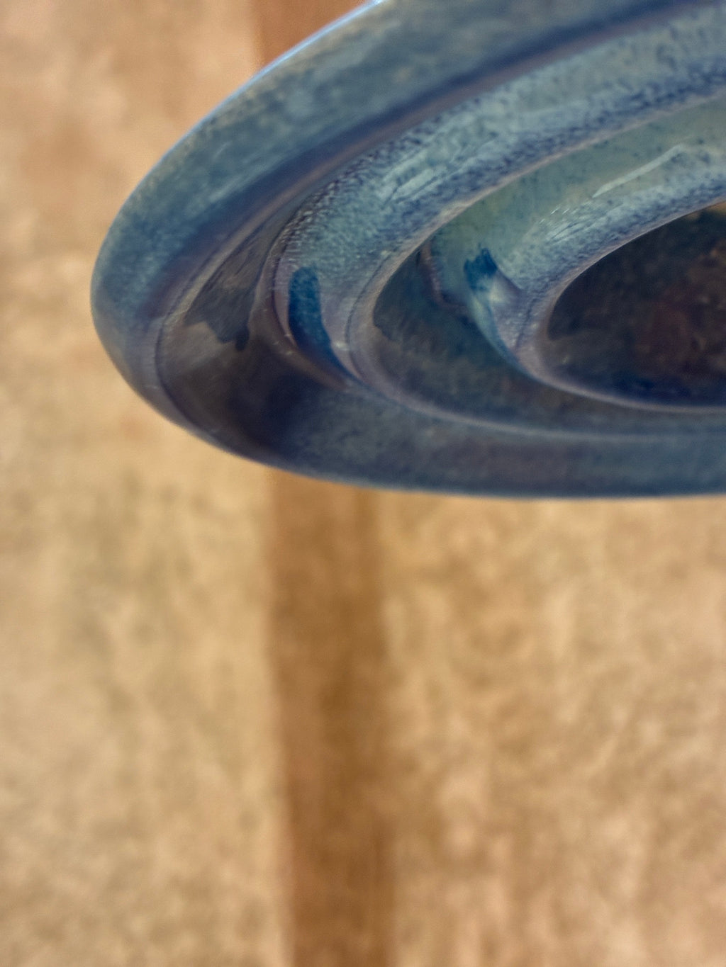 Détail des nuances de bleu et des reliefs concentriques sous l’abat-jour Ondine. 