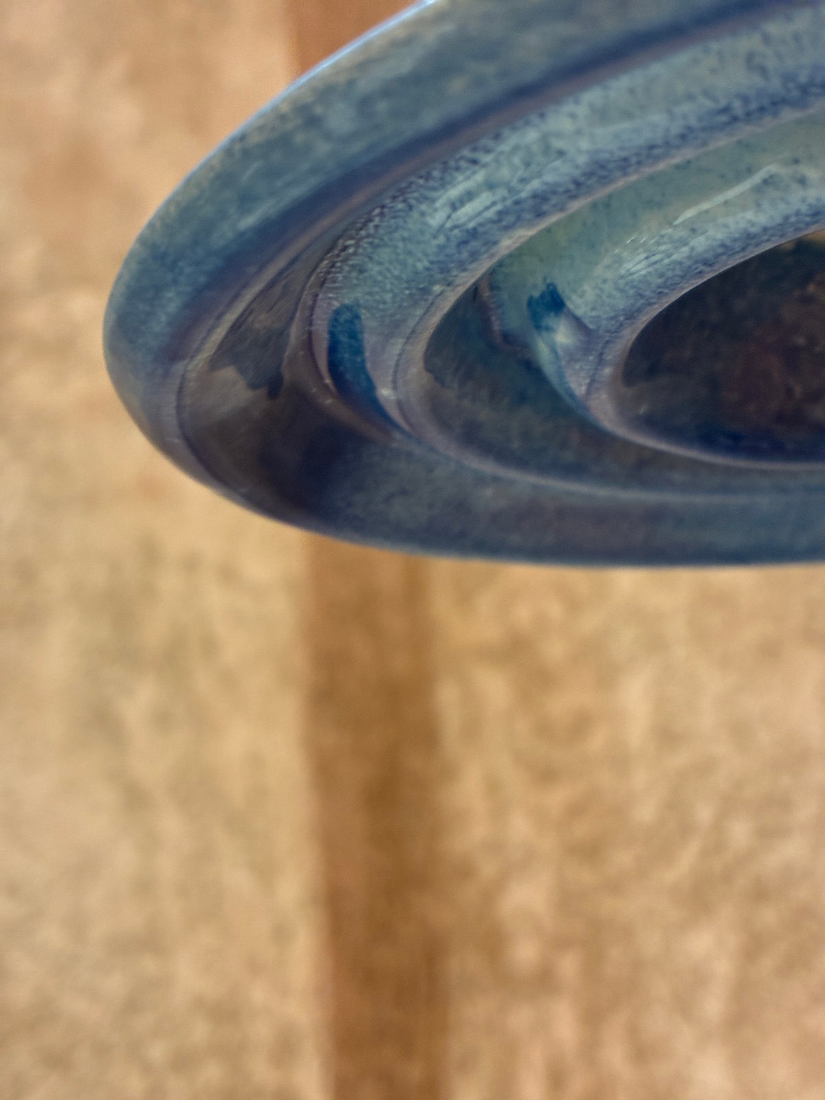 Détail des nuances de bleu et des reliefs concentriques sous l’abat-jour Ondine. 