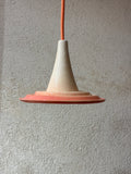  Suspension Ondine Rose Grasse et Beige Pierre, vue de profil avec câble pêche devant un mur gris.